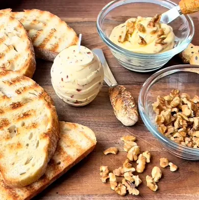 Ahornbutter mit Pekannüssen